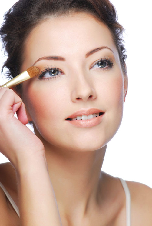 woman-applying-mineral-eye-shadow.png