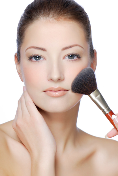 woman-applying-mineral-foundation.png